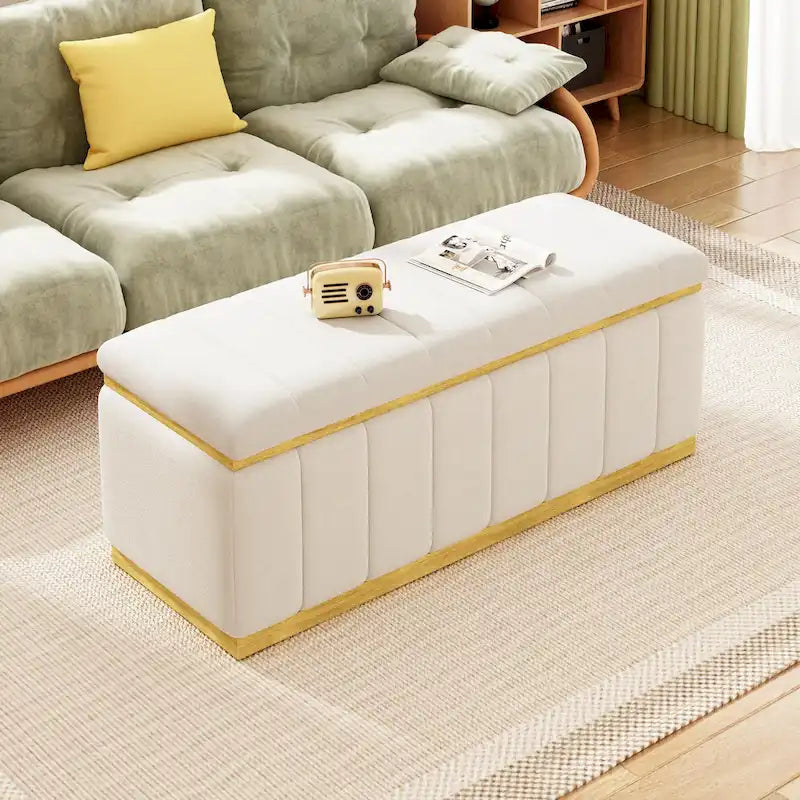Sitzbank mit kanalgestepptem Bezug aus Leinenmischgewebe, aufklappbarer Sitzfläche, goldenem Sockel und einer Belastbarkeit von 400 lb