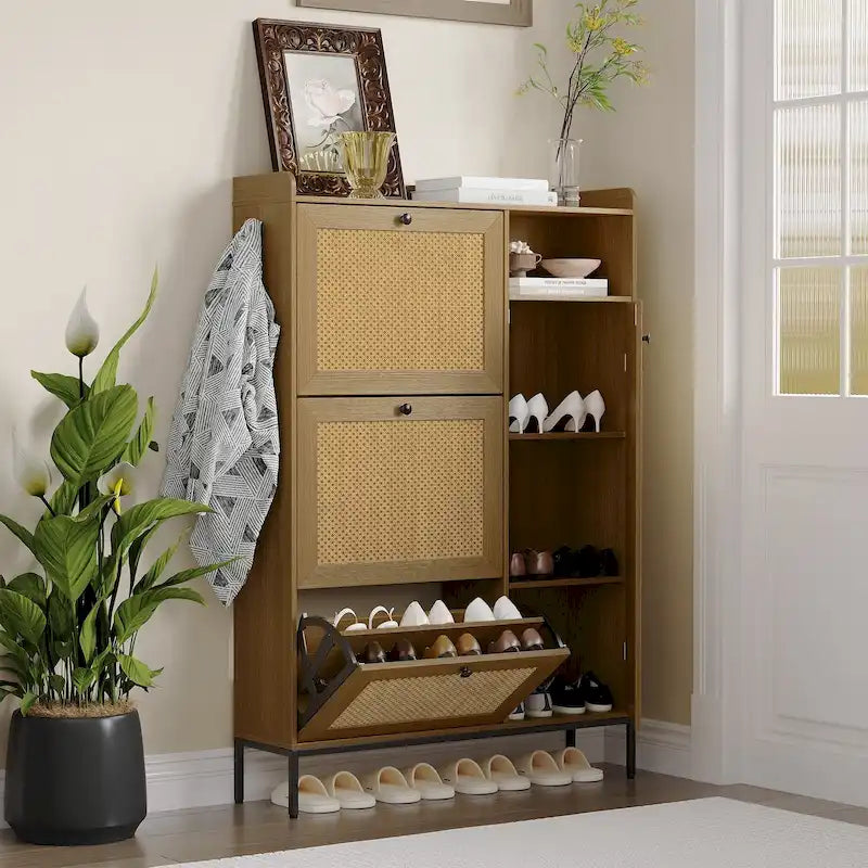Rattan-Schuhschrank mit Klappschubladen, offenem Einlegeboden, seitlichen Haken und oberer Umrandung