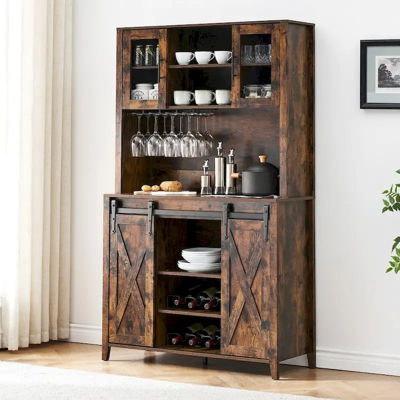 Weinbar-Schrank im Landhausstil mit Schiebetür in Scheunenoptik, Weinregal und Glashalter