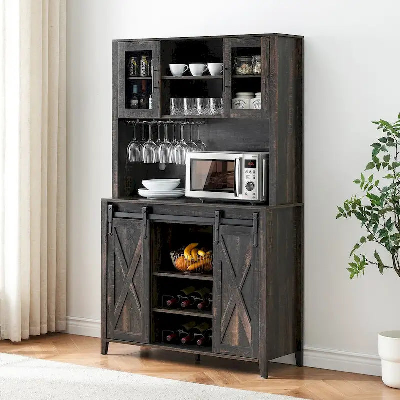 Weinbar-Schrank im Landhausstil mit Schiebetür in Scheunenoptik, Weinregal und Glashalter