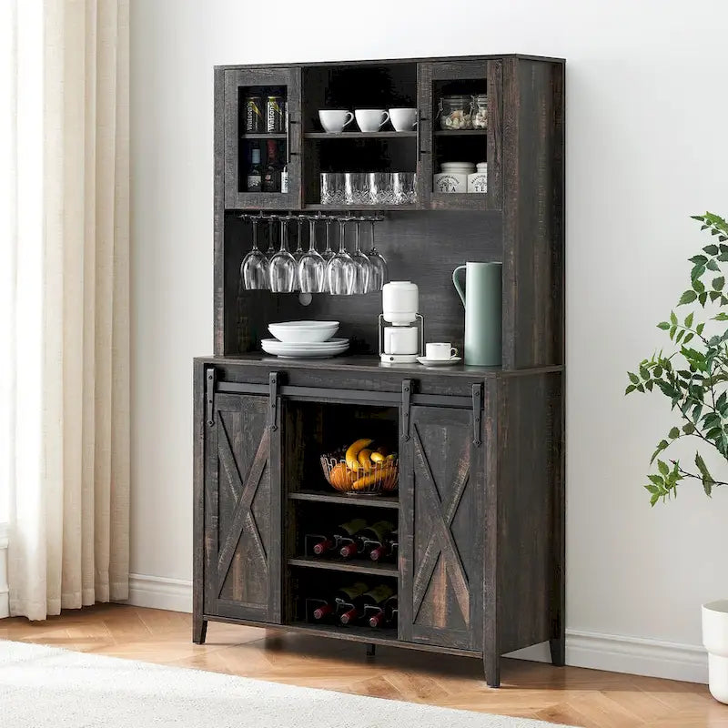 Weinbar-Schrank im Landhausstil mit Schiebetür in Scheunenoptik, Weinregal und Glashalter