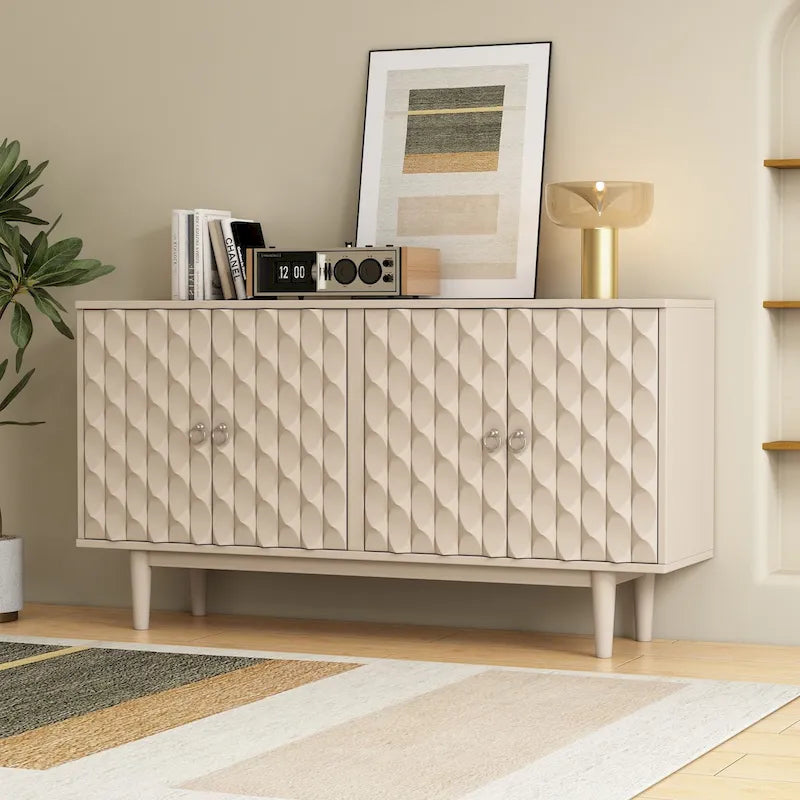 Sideboard mit 4 Türen, vollflächig diamantförmig konvex geprägten Türen, runden silberfarbenen Knöpfen und konischen Gummibaumbeinen