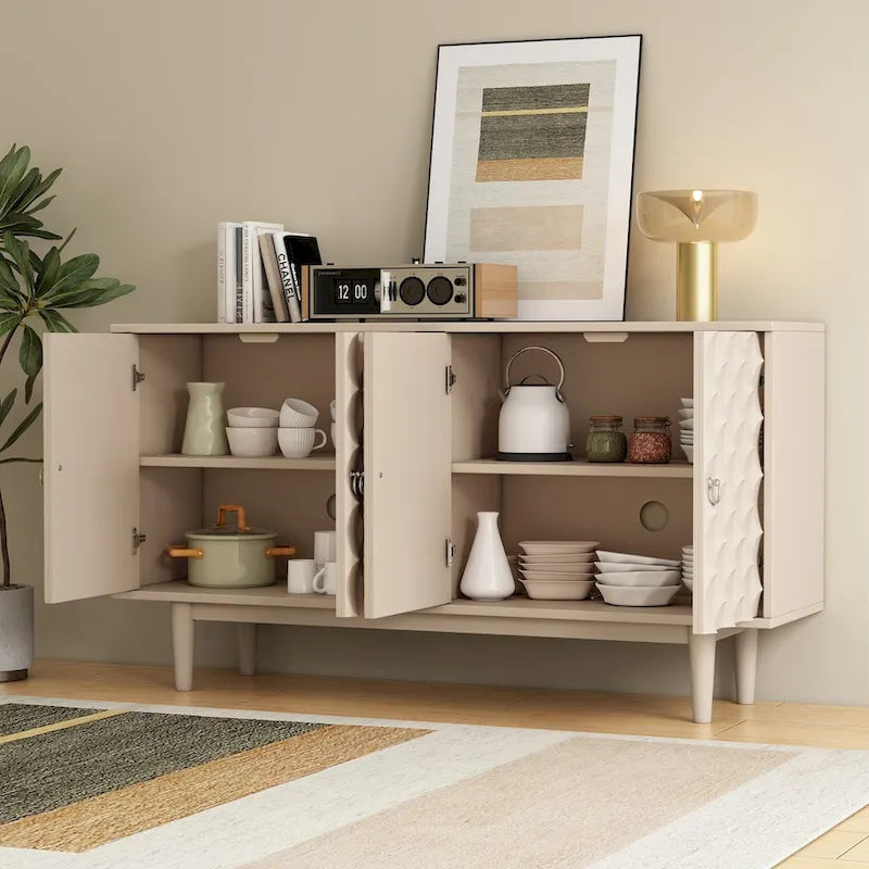 Sideboard mit 4 Türen, vollflächig diamantförmig konvex geprägten Türen, runden silberfarbenen Knöpfen und konischen Gummibaumbeinen