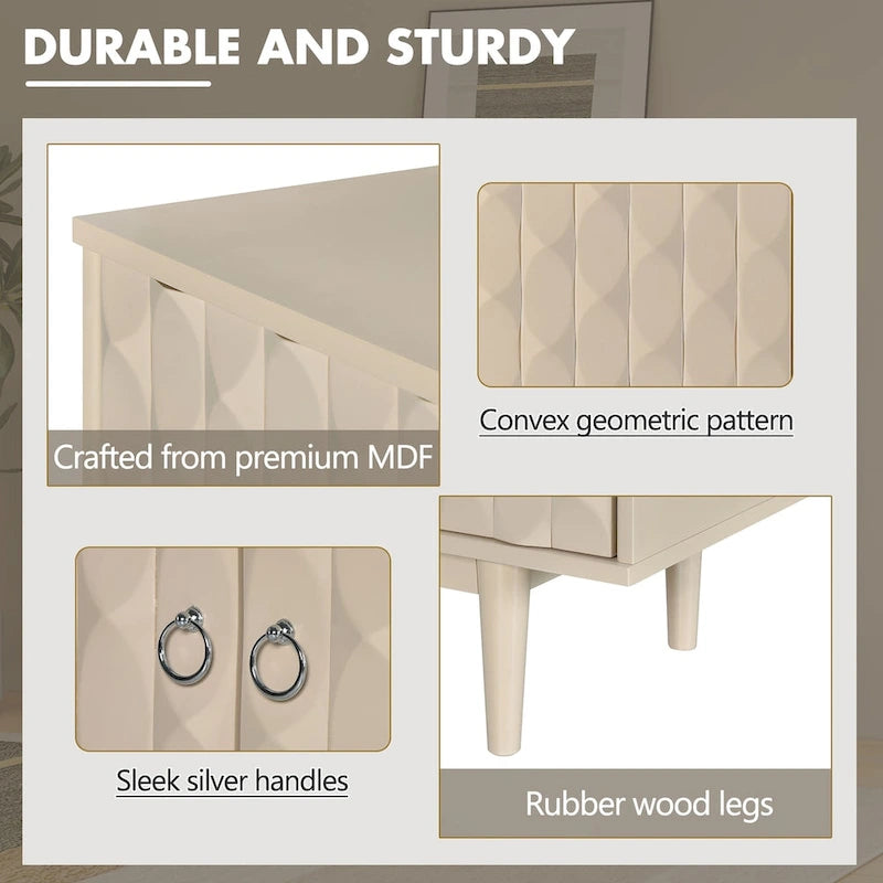 Sideboard mit 4 Türen, vollflächig diamantförmig konvex geprägten Türen, runden silberfarbenen Knöpfen und konischen Gummibaumbeinen