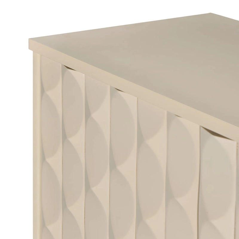 Sideboard mit 4 Türen, vollflächig diamantförmig konvex geprägten Türen, runden silberfarbenen Knöpfen und konischen Gummibaumbeinen