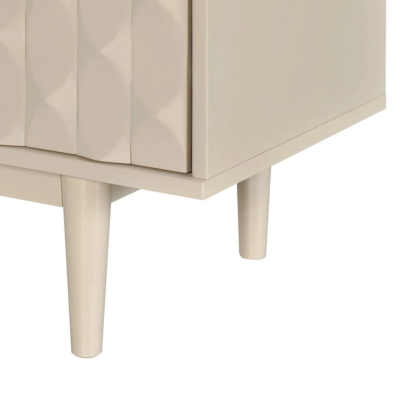 Sideboard mit 4 Türen, vollflächig diamantförmig konvex geprägten Türen, runden silberfarbenen Knöpfen und konischen Gummibaumbeinen