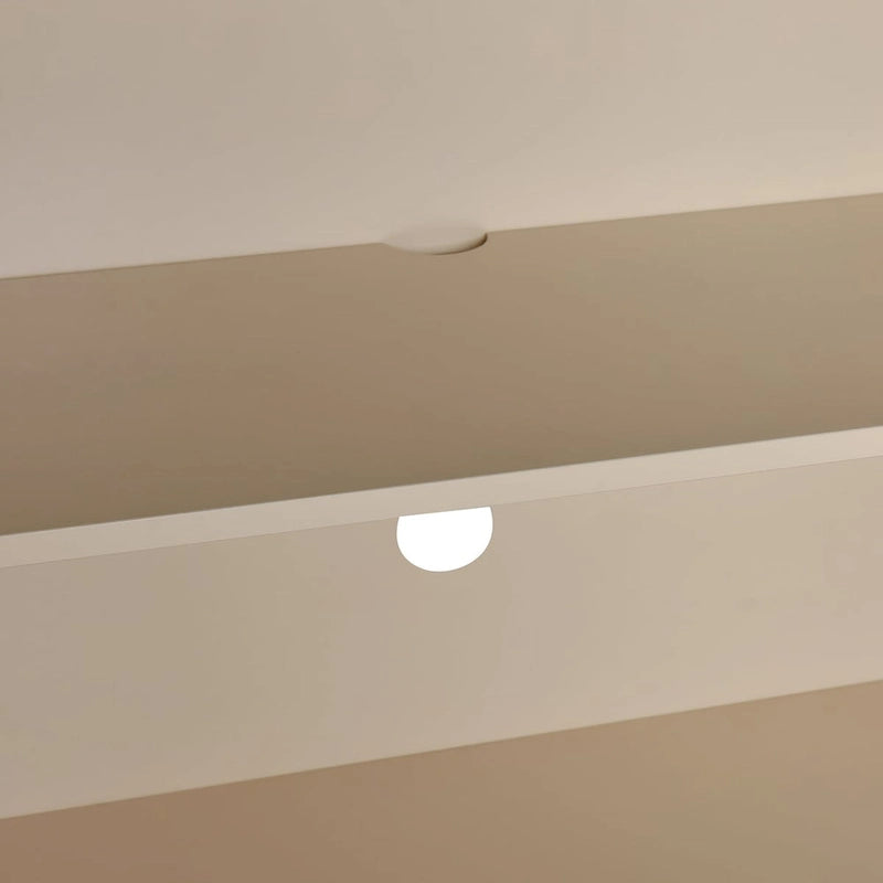 Sideboard mit 4 Türen, vollflächig diamantförmig konvex geprägten Türen, runden silberfarbenen Knöpfen und konischen Gummibaumbeinen