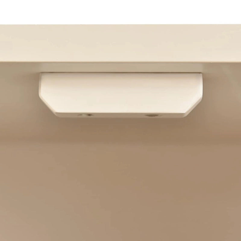 Sideboard mit 4 Türen, vollflächig diamantförmig konvex geprägten Türen, runden silberfarbenen Knöpfen und konischen Gummibaumbeinen