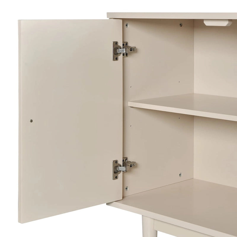 Sideboard mit 4 Türen, vollflächig diamantförmig konvex geprägten Türen, runden silberfarbenen Knöpfen und konischen Gummibaumbeinen