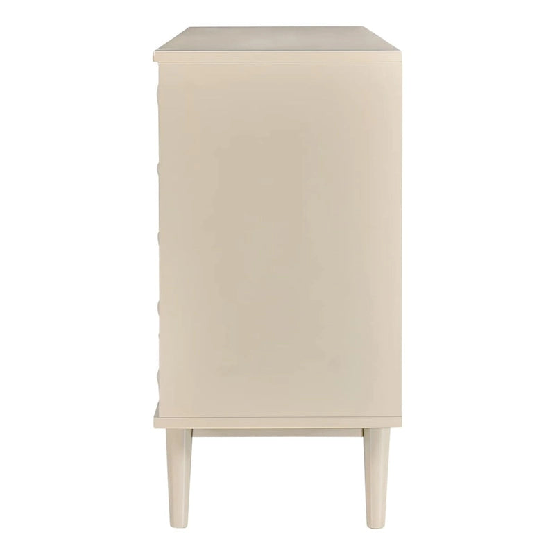 Sideboard mit 4 Türen, vollflächig diamantförmig konvex geprägten Türen, runden silberfarbenen Knöpfen und konischen Gummibaumbeinen