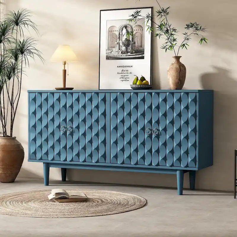 Sideboard mit 4 Türen, vollflächig diamantförmig konvex geprägten Türen, runden silberfarbenen Knöpfen und konischen Gummibaumbeinen