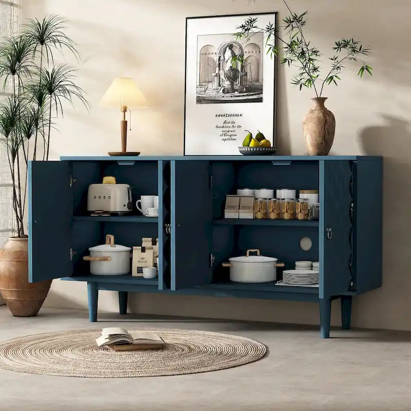 Sideboard mit 4 Türen, vollflächig diamantförmig konvex geprägten Türen, runden silberfarbenen Knöpfen und konischen Gummibaumbeinen