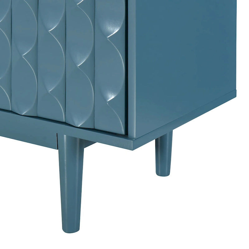Sideboard mit 4 Türen, vollflächig diamantförmig konvex geprägten Türen, runden silberfarbenen Knöpfen und konischen Gummibaumbeinen