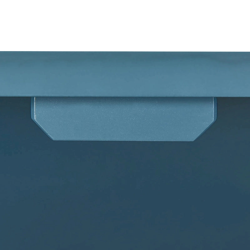 Sideboard mit 4 Türen, vollflächig diamantförmig konvex geprägten Türen, runden silberfarbenen Knöpfen und konischen Gummibaumbeinen