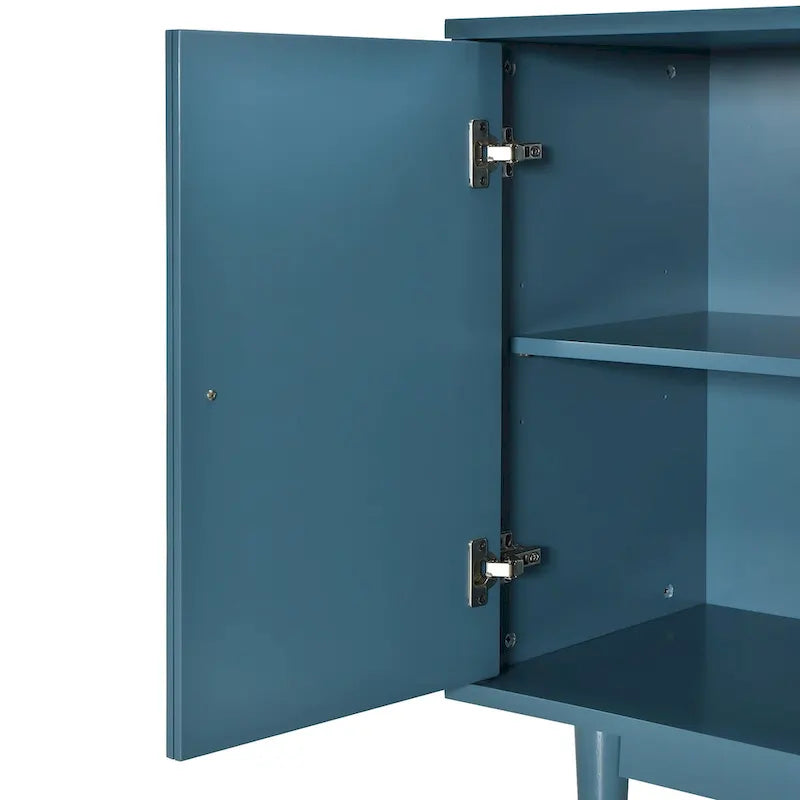 Sideboard mit 4 Türen, vollflächig diamantförmig konvex geprägten Türen, runden silberfarbenen Knöpfen und konischen Gummibaumbeinen